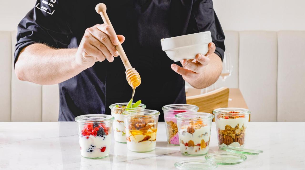 No 15 Ermou Hotel Солун Екстериор снимка Chef preparing yogurt