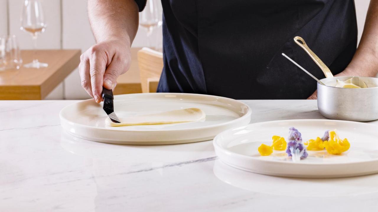 No 15 Ermou Hotel Солун Екстериор снимка A chef plating a dish