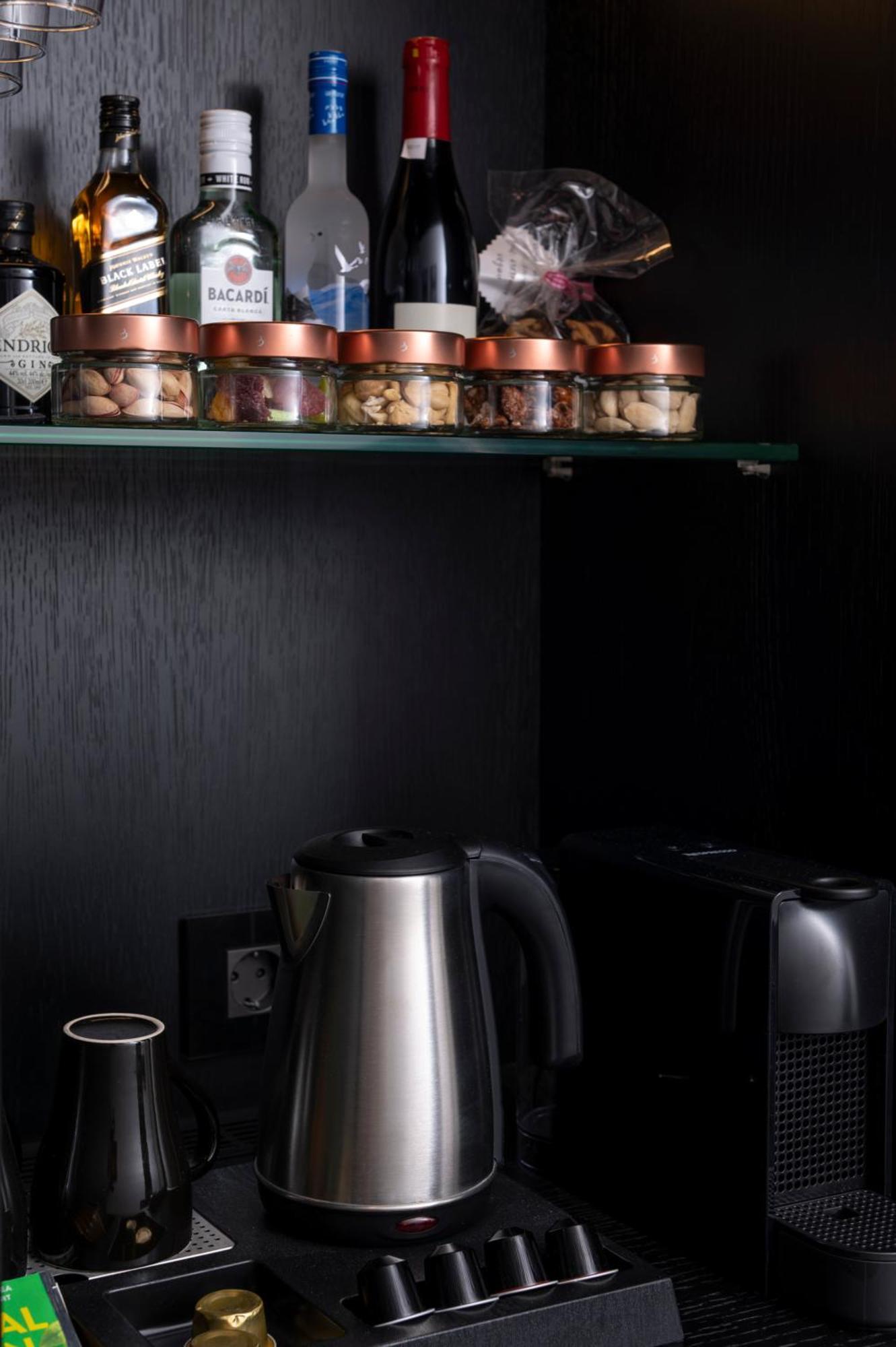 No 15 Ermou Hotel Солун Екстериор снимка A selection of electric kettles